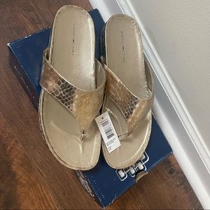 NIB Gold Bandolino sandals 8M